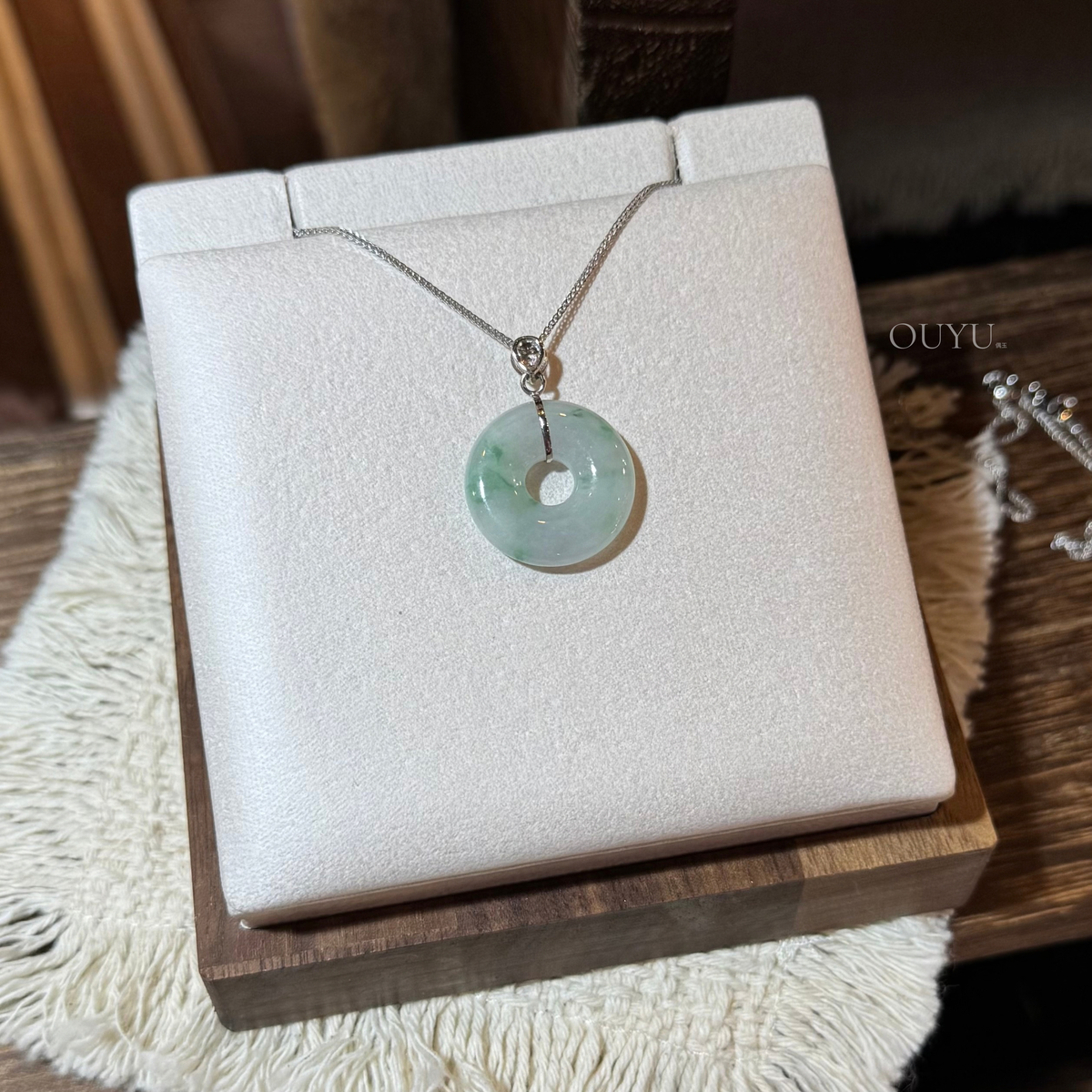 Light Piaohua Donut Necklace · 飘花甜甜圈