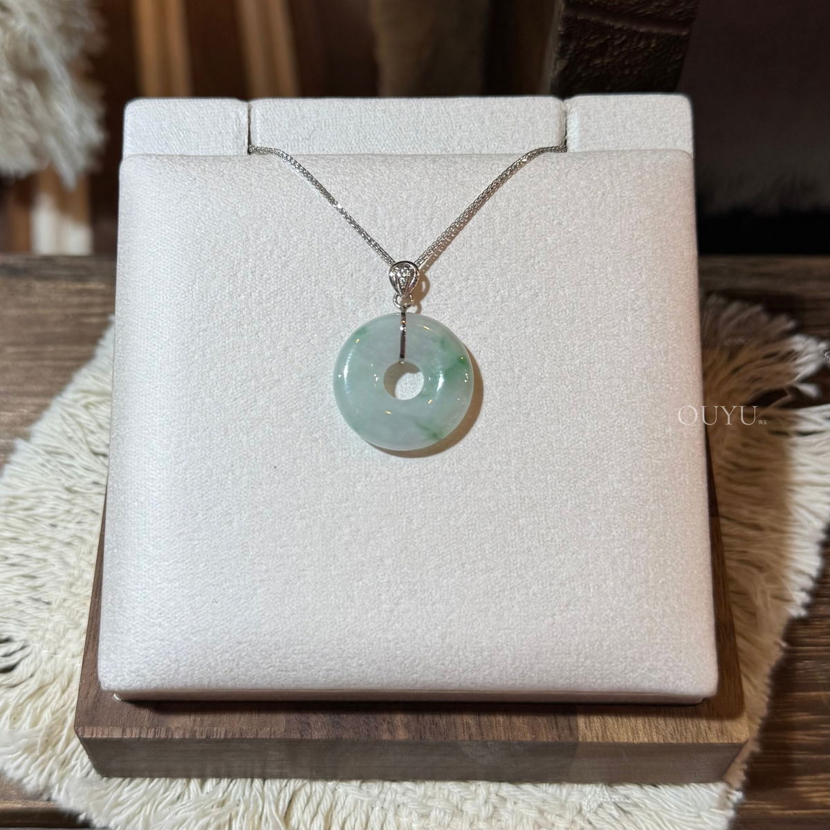 Light Piaohua Donut Necklace · 飘花甜甜圈