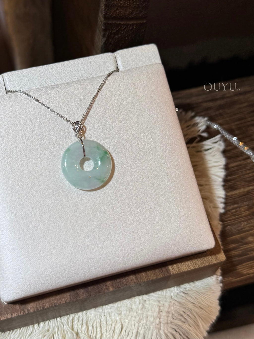 Light Piaohua Donut Necklace · 飘花甜甜圈